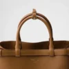 Bolso mediano de cuero con hebilla Prada y doble cinturón Bolso mediano de cuero con hebilla Prada y doble cinturón