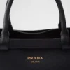 Bolso mediano de cuero con hebilla Prada y doble cinturón Bolso mediano de cuero con hebilla Prada y doble cinturón