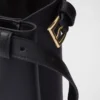Bolso mediano de cuero con hebilla Prada y doble cinturón Bolso mediano de cuero con hebilla Prada y doble cinturón