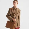 Bolso mediano de cuero con hebilla Prada y doble cinturón Bolso mediano de cuero con hebilla Prada y doble cinturón