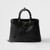 Bolso mediano de cuero con hebilla y cinturón de Prada Bolso mediano de cuero con hebilla y cinturón de Prada