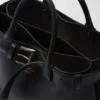 Bolso mediano de cuero con hebilla y cinturón de Prada Bolso mediano de cuero con hebilla y cinturón de Prada