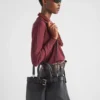 Bolso mediano de cuero con hebilla y cinturón de Prada Bolso mediano de cuero con hebilla y cinturón de Prada