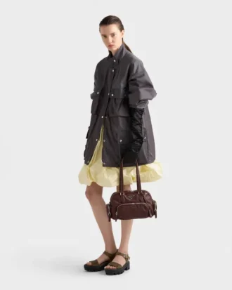 Bolso mediano de piel con asa superior