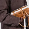 Bolso mediano de piel de oveja con dos asas Bolso mediano de piel de oveja con dos asas