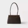 Bolso mediano de piel Prada Passage con solapa de Re-Nylon Bolso mediano de piel Prada Passage con solapa de Re-Nylon