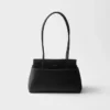 Bolso mediano de piel Prada Passage con solapa de Re-Nylon Bolso mediano de piel Prada Passage con solapa de Re-Nylon