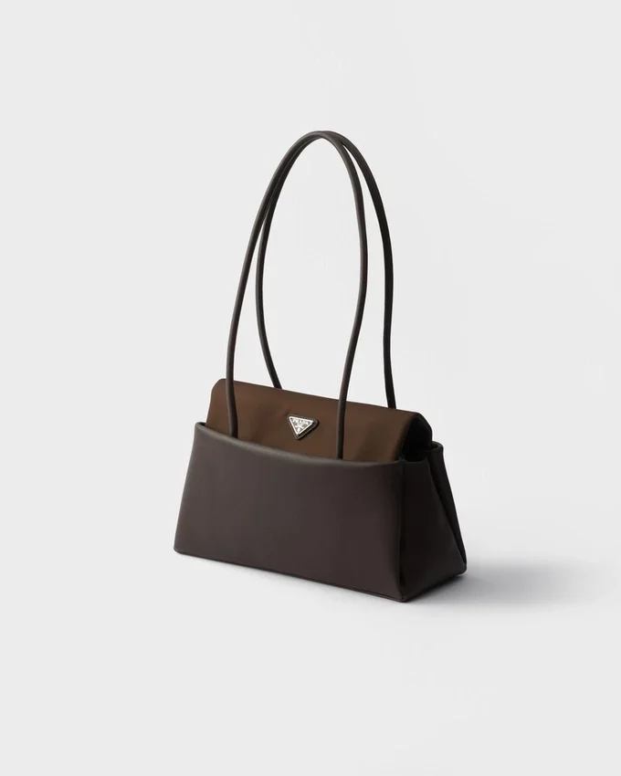 Bolso mediano de piel Prada Passage con solapa de Re-Nylon Bolso mediano de piel Prada Passage con solapa de Re-Nylon