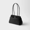 Bolso mediano de piel Prada Passage con solapa de Re-Nylon Bolso mediano de piel Prada Passage con solapa de Re-Nylon