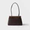 Bolso mediano de piel Prada Passage con solapa de Re-Nylon Bolso mediano de piel Prada Passage con solapa de Re-Nylon