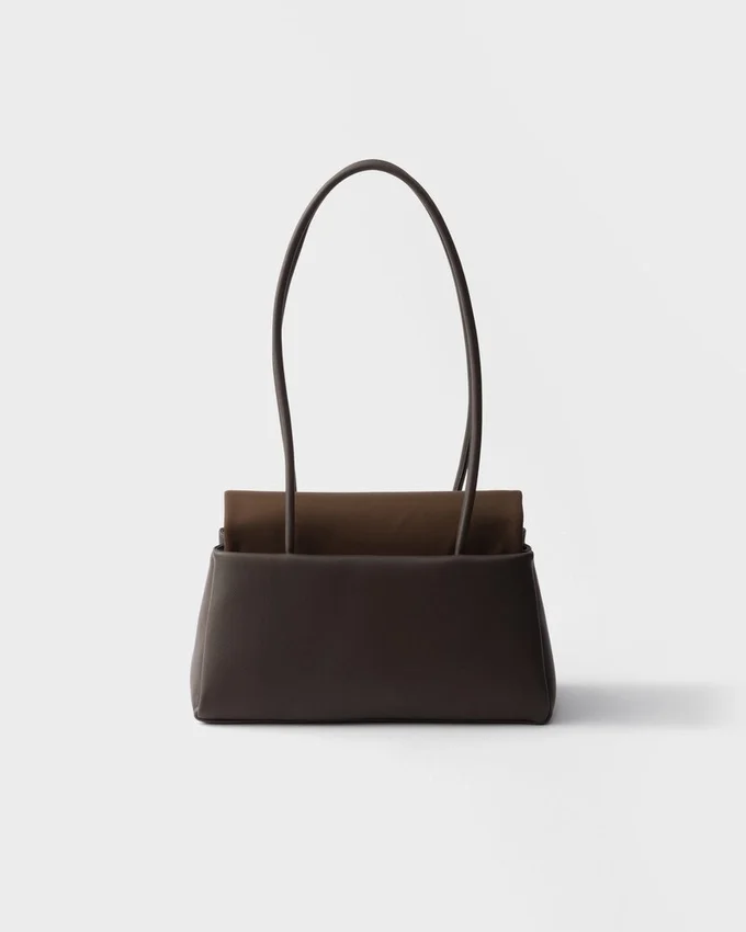 Bolso mediano de piel Prada Passage con solapa de Re-Nylon Bolso mediano de piel Prada Passage con solapa de Re-Nylon
