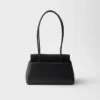 Bolso mediano de piel Prada Passage con solapa de Re-Nylon Bolso mediano de piel Prada Passage con solapa de Re-Nylon
