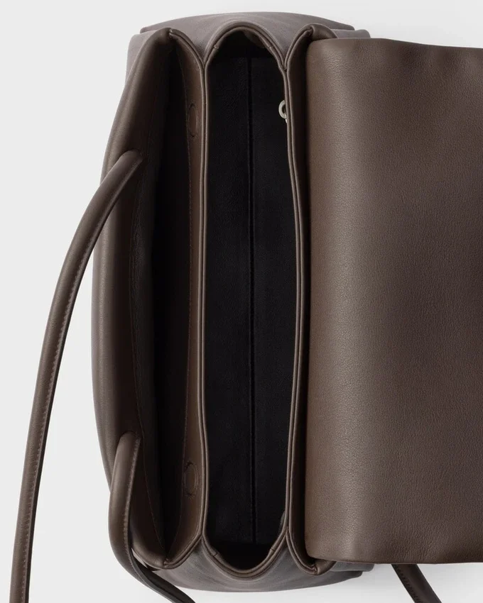 Bolso mediano de piel Prada Passage con solapa de Re-Nylon Bolso mediano de piel Prada Passage con solapa de Re-Nylon