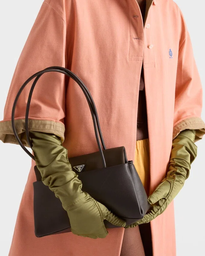 Bolso mediano de piel Prada Passage con solapa de Re-Nylon Bolso mediano de piel Prada Passage con solapa de Re-Nylon