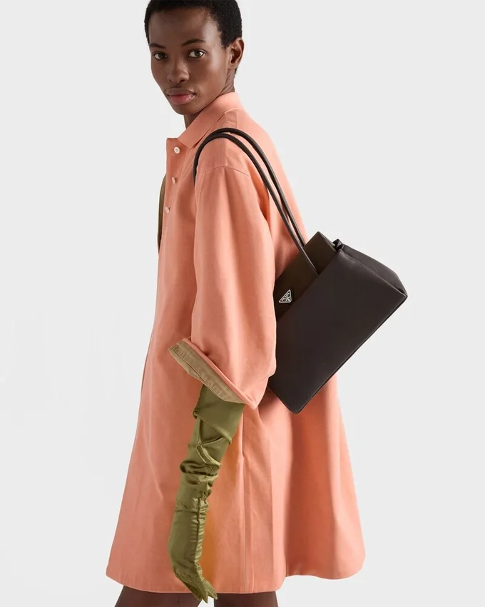 Bolso mediano de piel Prada Passage con solapa de Re-Nylon Bolso mediano de piel Prada Passage con solapa de Re-Nylon