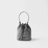 Bolso mini de satén con tachuelas de cristal Bolso mini de satén con tachuelas de cristal