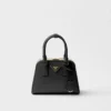 Bolso mini piramidal de piel Saffiano de Prada Bolso mini piramidal de piel Saffiano de Prada