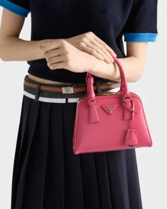 Bolso mini piramidal de piel Saffiano de Prada