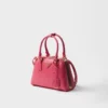 Bolso mini piramidal de piel Saffiano de Prada Bolso mini piramidal de piel Saffiano de Prada