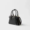 Bolso mini piramidal de piel Saffiano de Prada Bolso mini piramidal de piel Saffiano de Prada