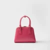 Bolso mini piramidal de piel Saffiano de Prada Bolso mini piramidal de piel Saffiano de Prada