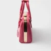 Bolso mini piramidal de piel Saffiano de Prada Bolso mini piramidal de piel Saffiano de Prada