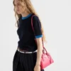 Bolso mini piramidal de piel Saffiano de Prada Bolso mini piramidal de piel Saffiano de Prada