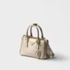 Bolso mini Prada Galleria de piel Saffiano charolada Bolso mini Prada Galleria de piel Saffiano charolada