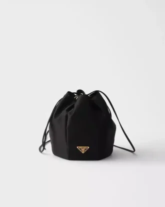 Bolso mini tipo cubo de satén