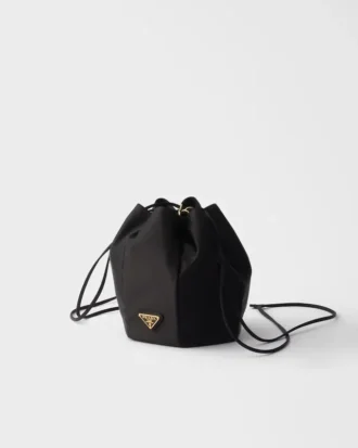 Bolso mini tipo cubo de satén