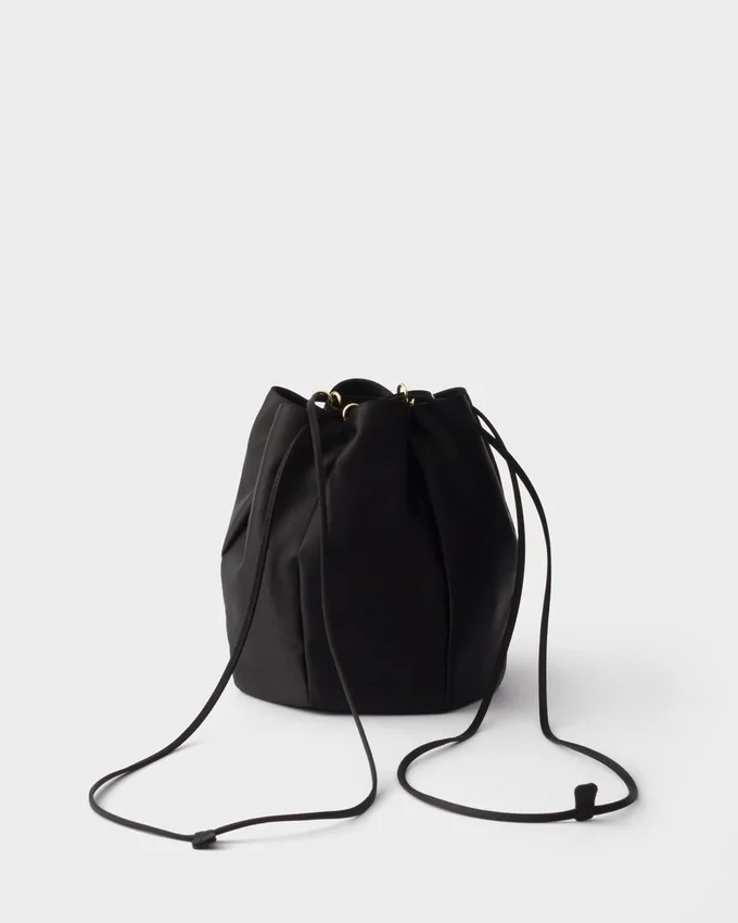 Bolso mini tipo cubo de satén Bolso mini tipo cubo de satén