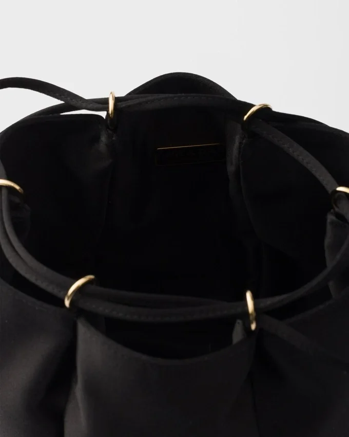 Bolso mini tipo cubo de satén Bolso mini tipo cubo de satén