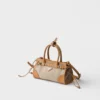 Bolso pequeño Bonnie de Prada en lino y cuero Bolso pequeño Bonnie de Prada en lino y cuero