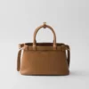 Bolso pequeño de cuero con hebilla y doble correa de Prada Bolso pequeño de cuero con hebilla y doble correa de Prada