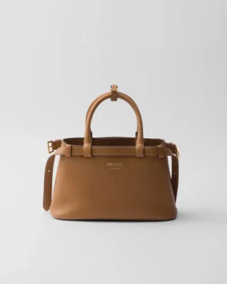 Bolso pequeño de cuero con hebilla y doble correa de Prada