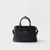 Bolso pequeño de cuero con hebilla y doble correa de Prada Bolso pequeño de cuero con hebilla y doble correa de Prada