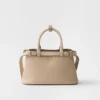 Bolso pequeño de cuero con hebilla y doble correa de Prada Bolso pequeño de cuero con hebilla y doble correa de Prada