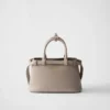 Bolso pequeño de cuero con hebilla y doble correa de Prada Bolso pequeño de cuero con hebilla y doble correa de Prada