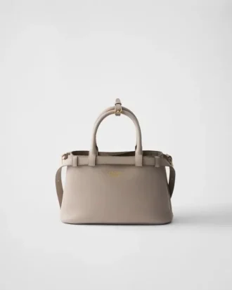Bolso pequeño de cuero con hebilla y doble correa de Prada