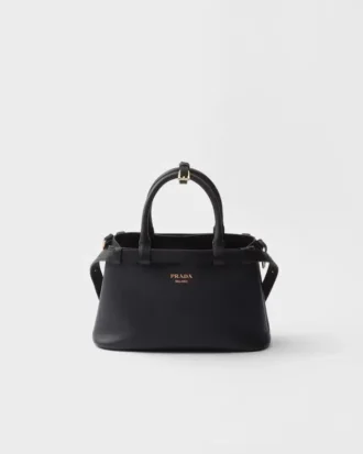 Bolso pequeño de cuero con hebilla y doble correa de Prada