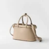 Bolso pequeño de cuero con hebilla y doble correa de Prada Bolso pequeño de cuero con hebilla y doble correa de Prada