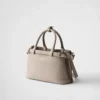 Bolso pequeño de cuero con hebilla y doble correa de Prada Bolso pequeño de cuero con hebilla y doble correa de Prada