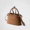 Bolso pequeño de cuero con hebilla y doble correa de Prada Bolso pequeño de cuero con hebilla y doble correa de Prada