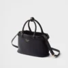 Bolso pequeño de cuero con hebilla y doble correa de Prada Bolso pequeño de cuero con hebilla y doble correa de Prada