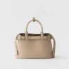 Bolso pequeño de cuero con hebilla y doble correa de Prada Bolso pequeño de cuero con hebilla y doble correa de Prada