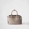 Bolso pequeño de cuero con hebilla y doble correa de Prada Bolso pequeño de cuero con hebilla y doble correa de Prada