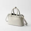 Bolso pequeño de cuero con hebilla y doble correa de Prada Bolso pequeño de cuero con hebilla y doble correa de Prada