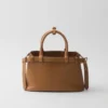 Bolso pequeño de cuero con hebilla y doble correa de Prada Bolso pequeño de cuero con hebilla y doble correa de Prada