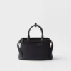 Bolso pequeño de cuero con hebilla y doble correa de Prada Bolso pequeño de cuero con hebilla y doble correa de Prada