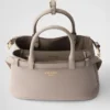 Bolso pequeño de cuero con hebilla y doble correa de Prada Bolso pequeño de cuero con hebilla y doble correa de Prada